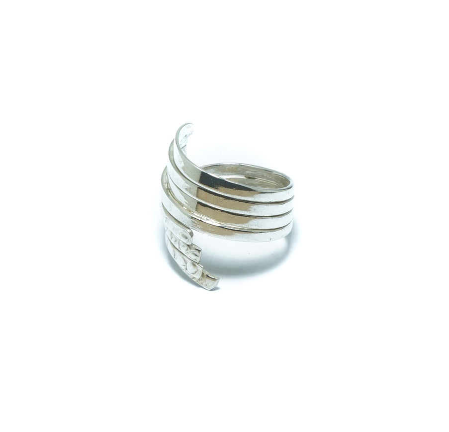 Luxury silver solid ring with twisted patterns - ITIncanTraditional