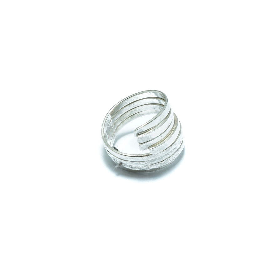 Luxury silver solid ring with twisted patterns - ITIncanTraditional