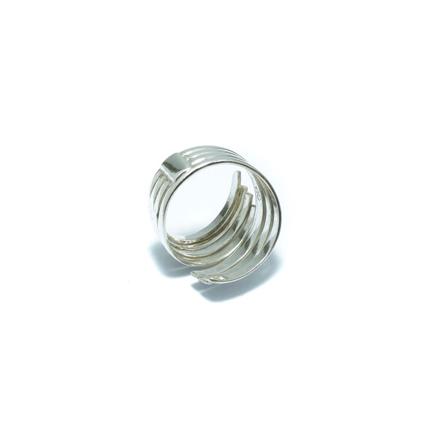 Luxury silver solid ring with twisted patterns - ITIncanTraditional