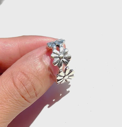 Luxuriöser massiver Ring aus Silber mit Blumenmuster